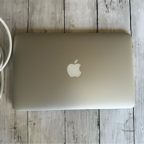 PREOWNED APPLE MACBOOK AIR MODEL A1465 SILVER 11” LAPTOP